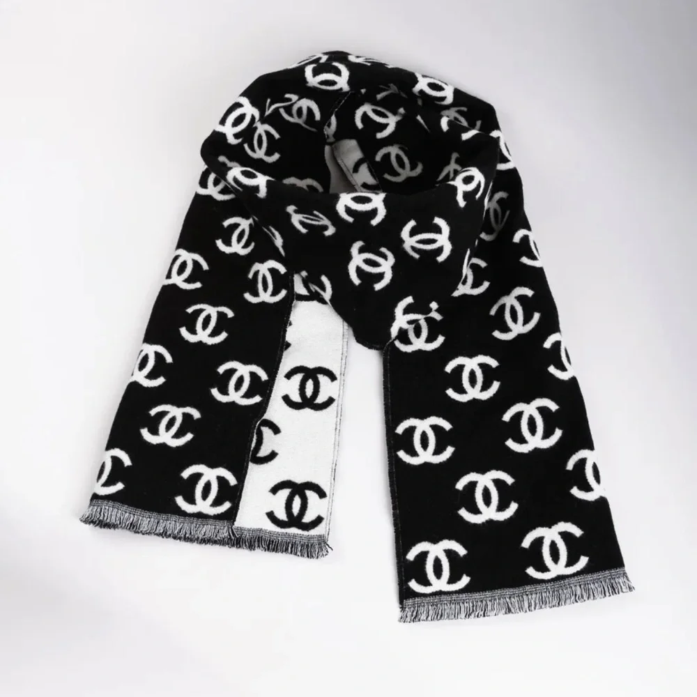 2024/2025 AUTH BNWT Chanel CC Logo Black and White Cashmere Wool Scarf